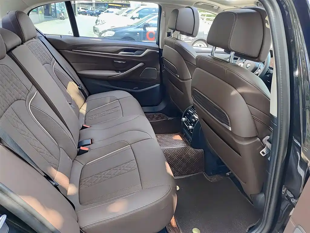 BMW 5 Series 2023 530Li Premium Luxury Package фото 11