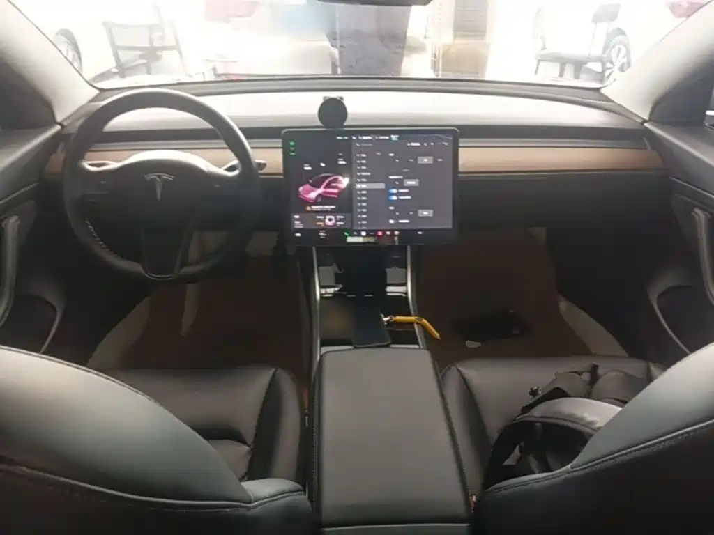 Фото 10 - Tesla Model 3