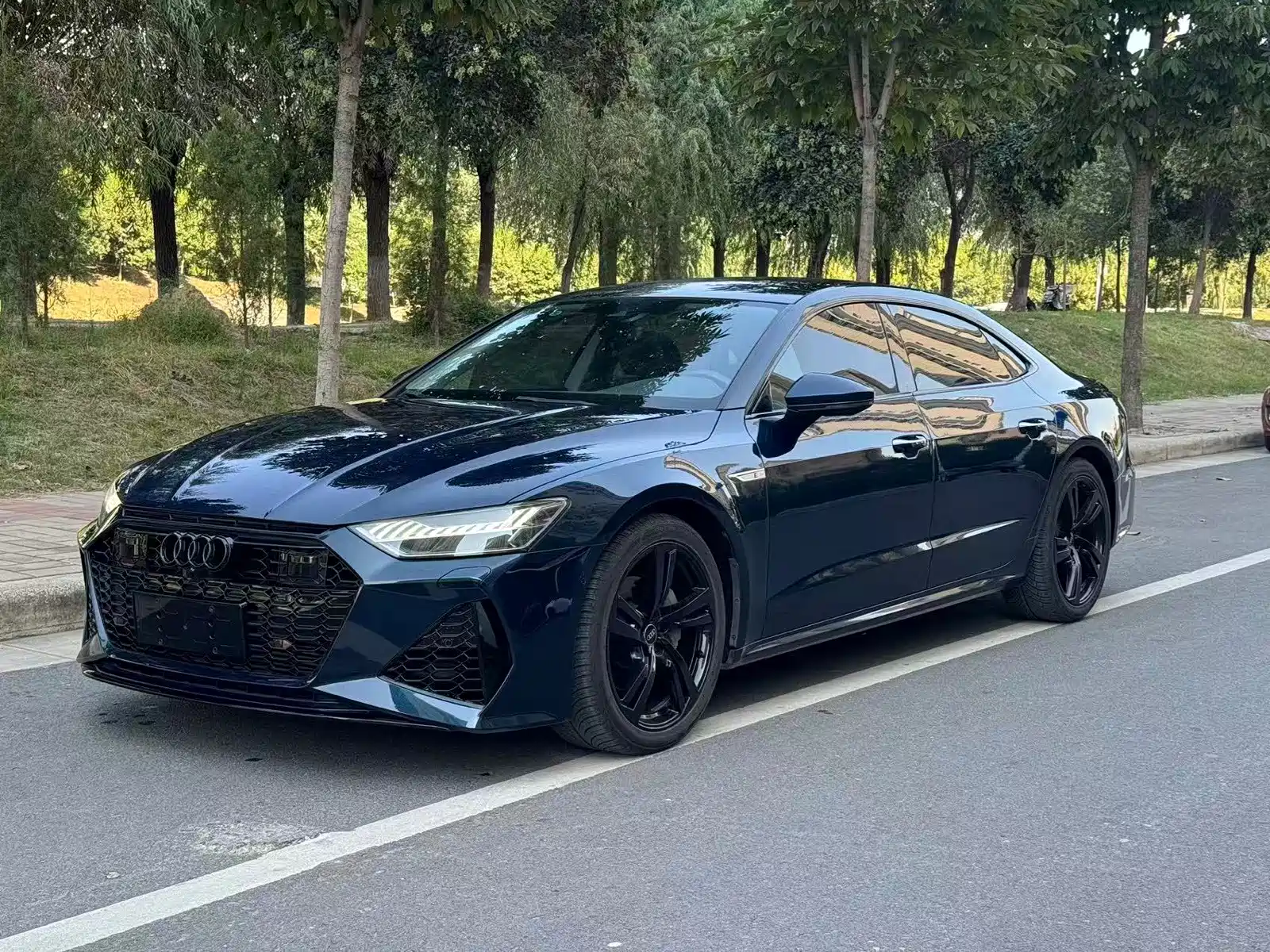 Фото 2 - Audi A7L