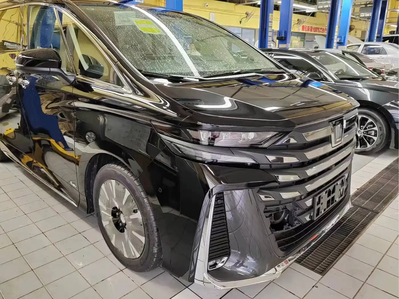 Toyota Vellfire 2024 Crown Hybrid 2.5L Executive Premium Edition фото 3