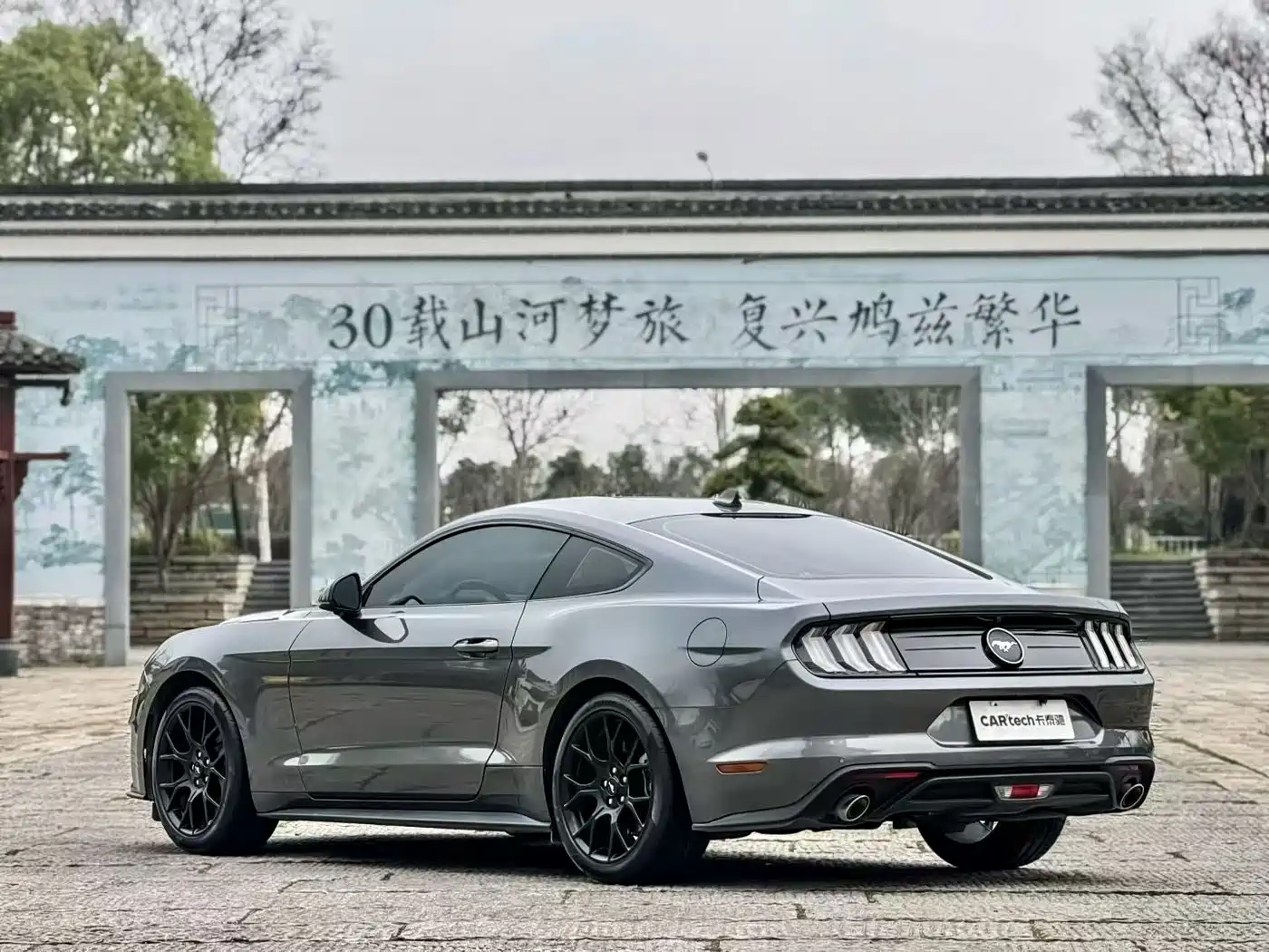 FORD MUSTANG