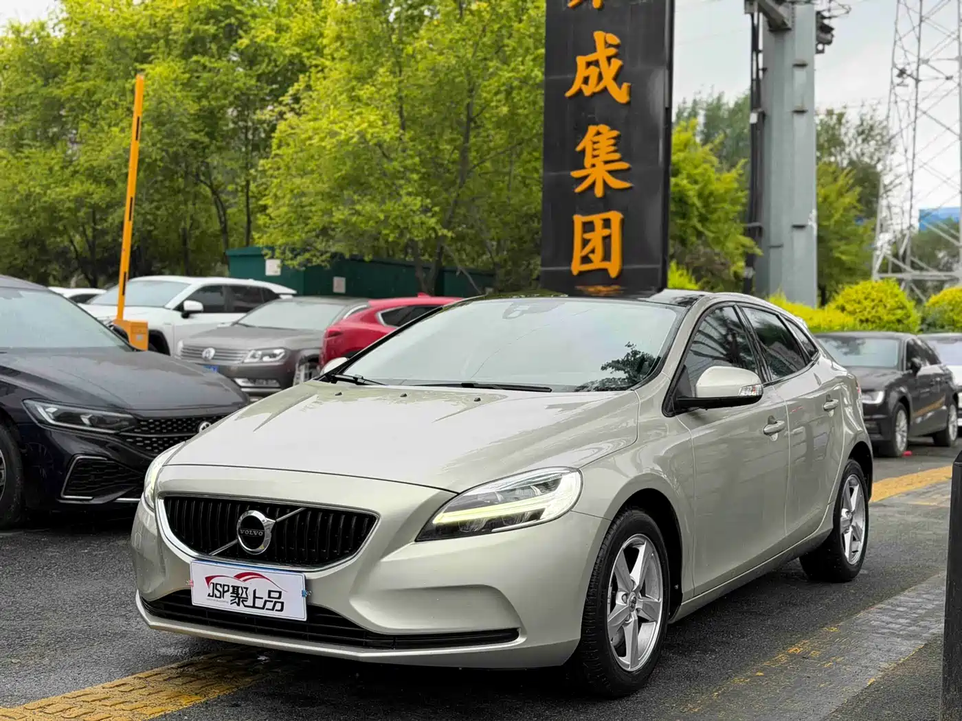 Фото 1 - Volvo V40