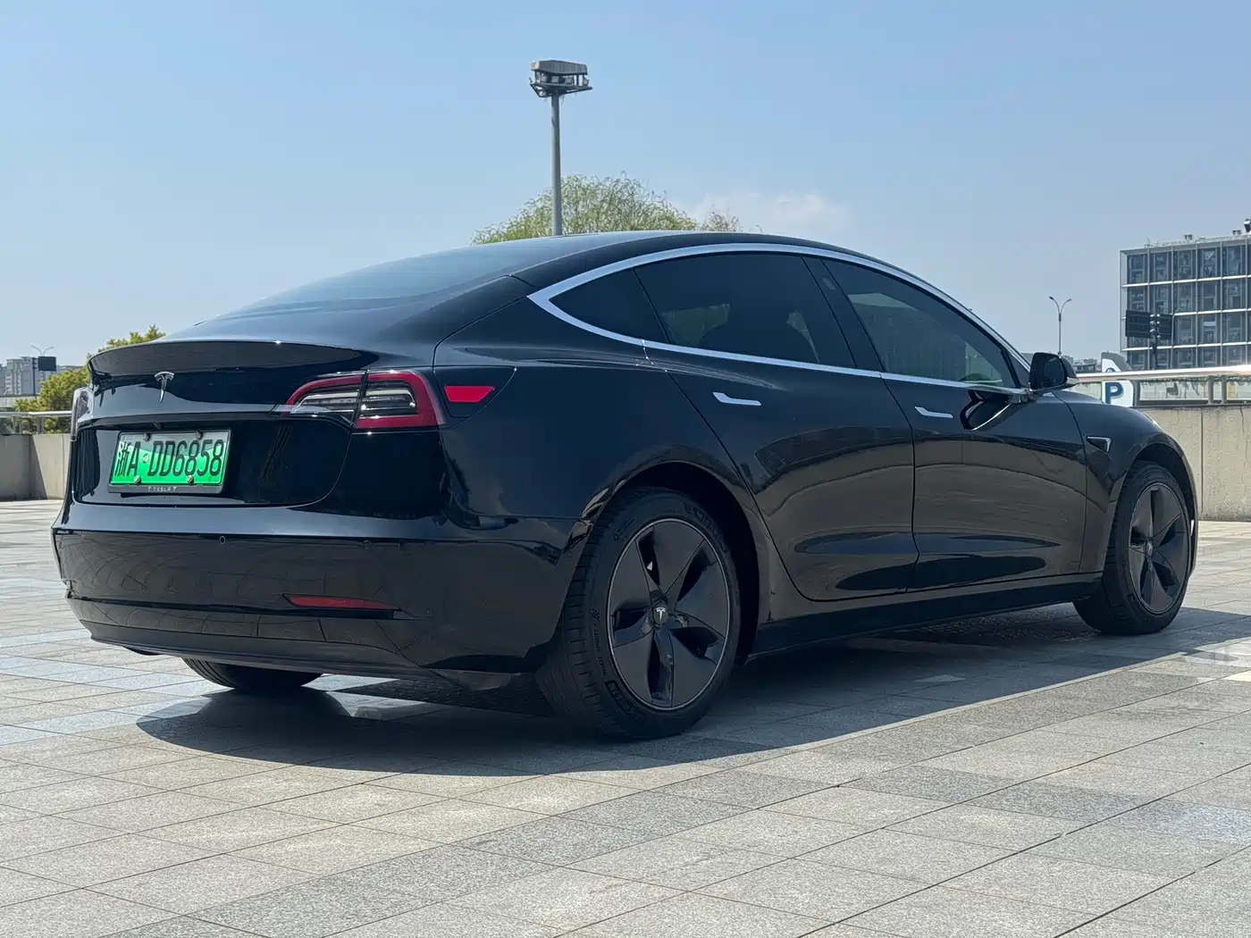 TESLA MODEL 3