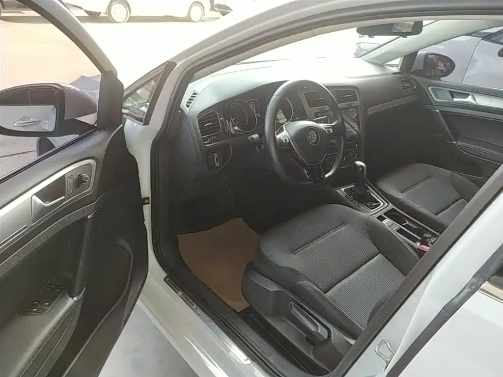 Volkswagen Golf 2018 230TSI Automatic Comfort фото 16