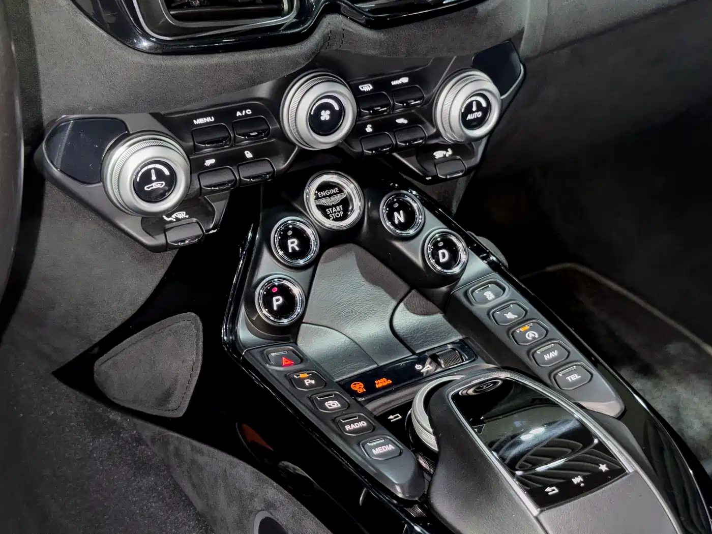 Aston Martin V8 Vantage 2018 4.0T V8 Coupe фото 11