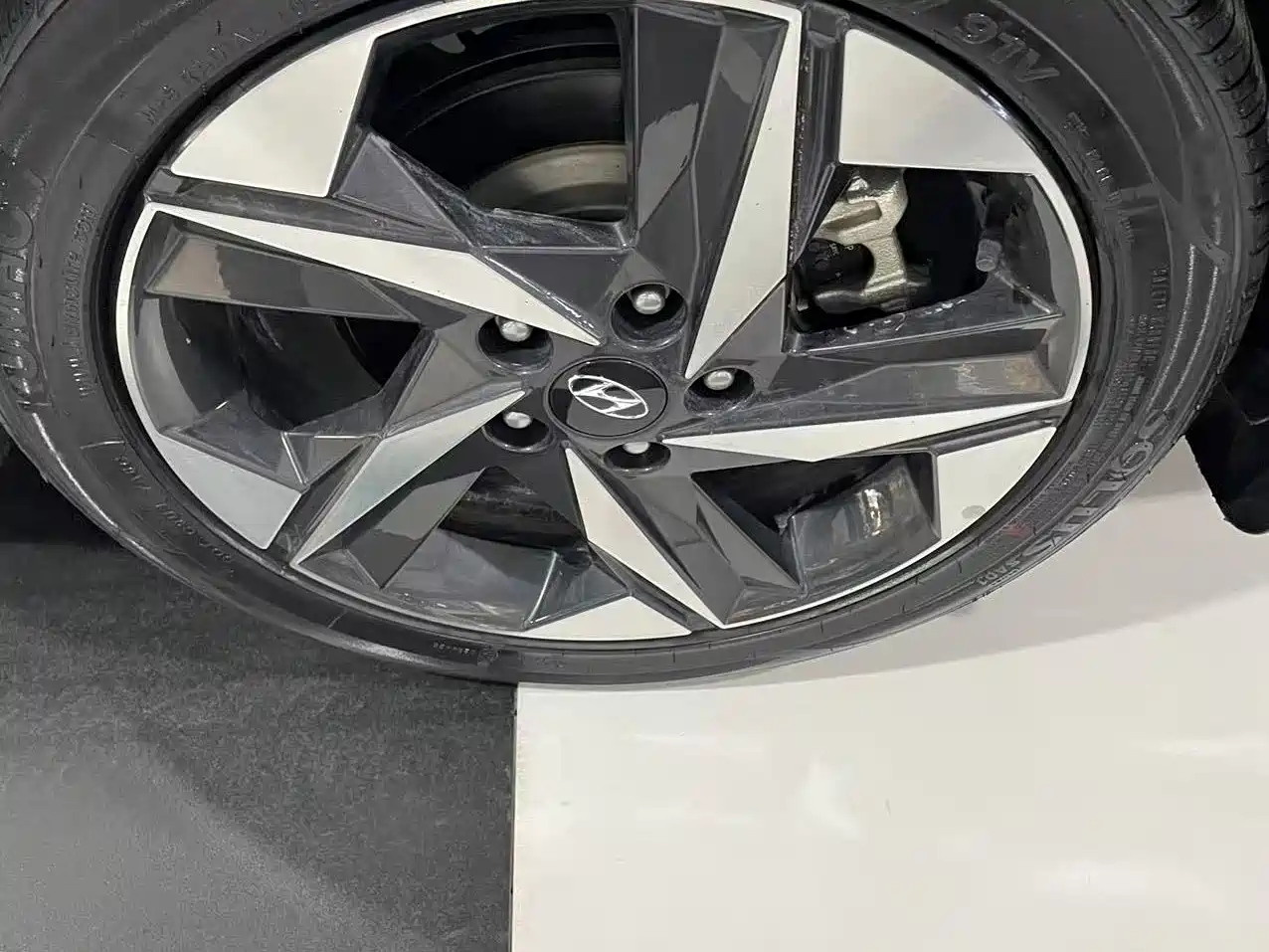 Hyundai Elantra 2022 1.5L CVT LUX Premium Edition фото 13