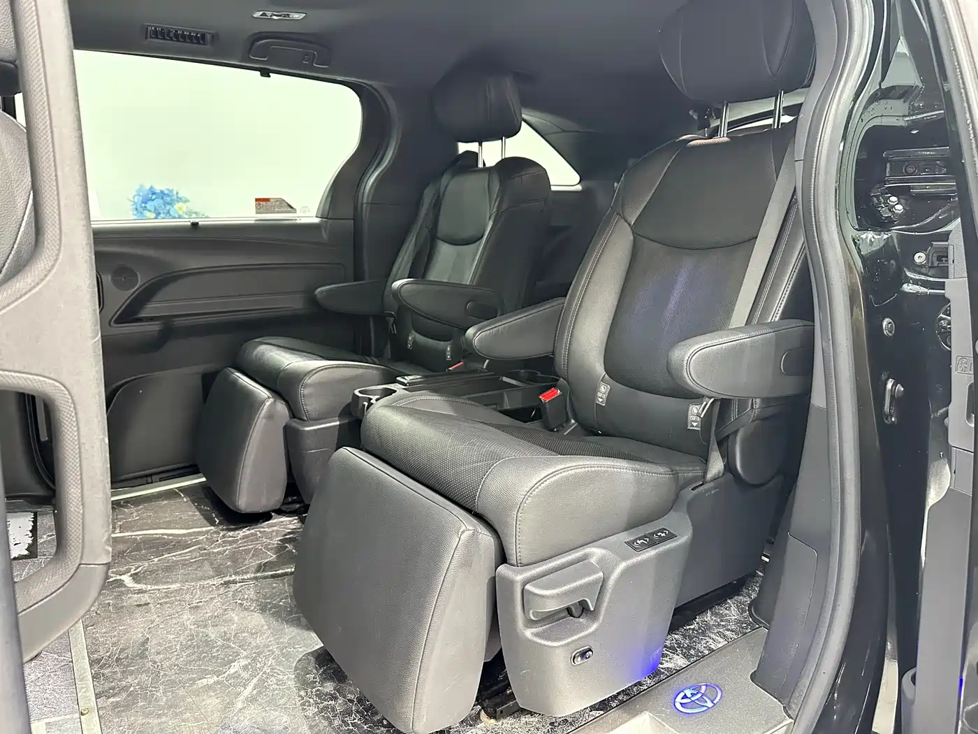 Toyota Sienna 2021 2.5L Hybrid Premium Edition фото 6