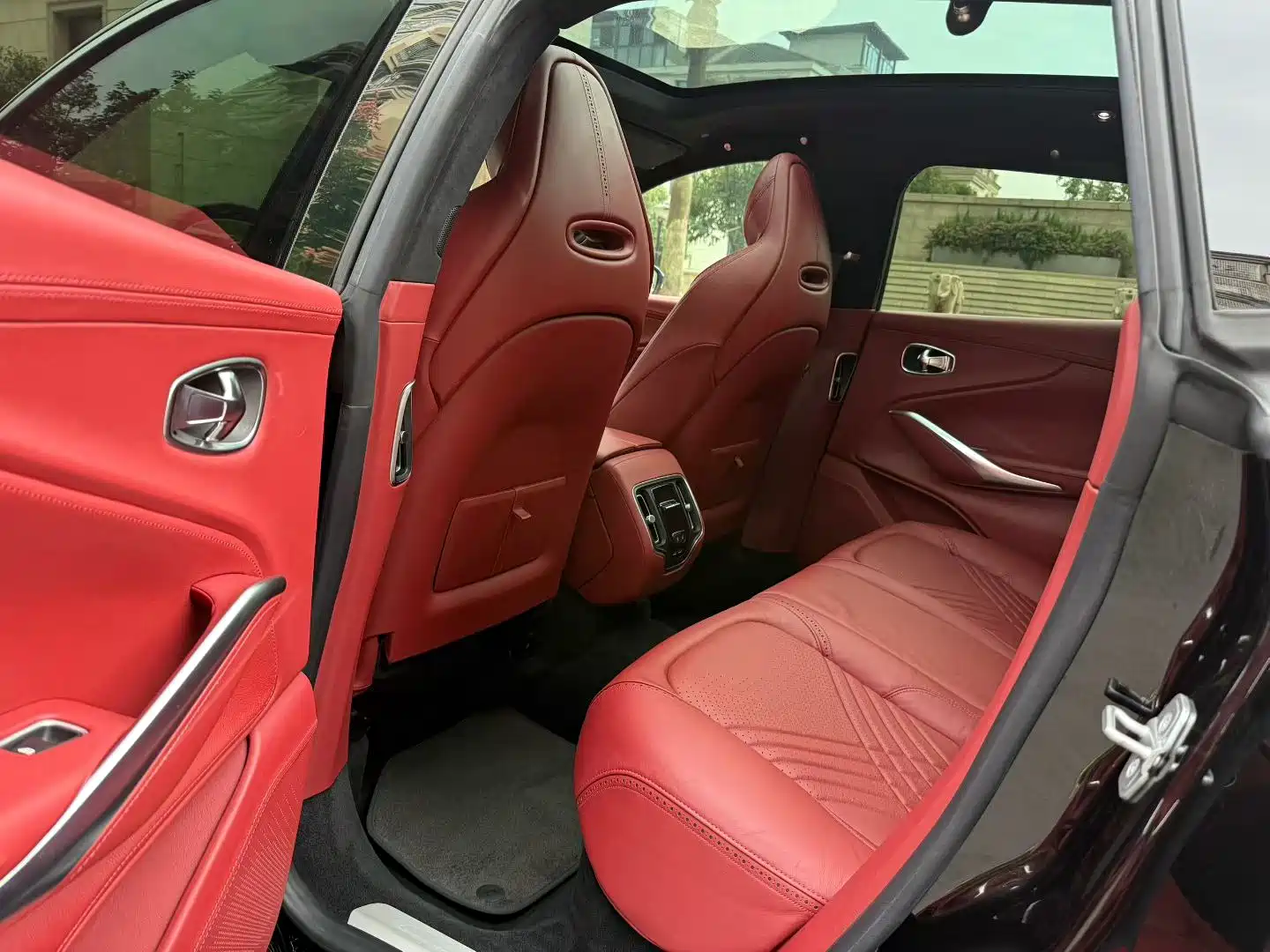 Фото 8 - Aston Martin DBX