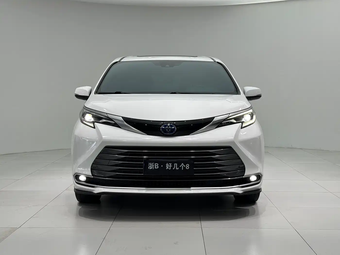 Toyota Sienna 2021 2.5L Hybrid Premium Edition фото 2