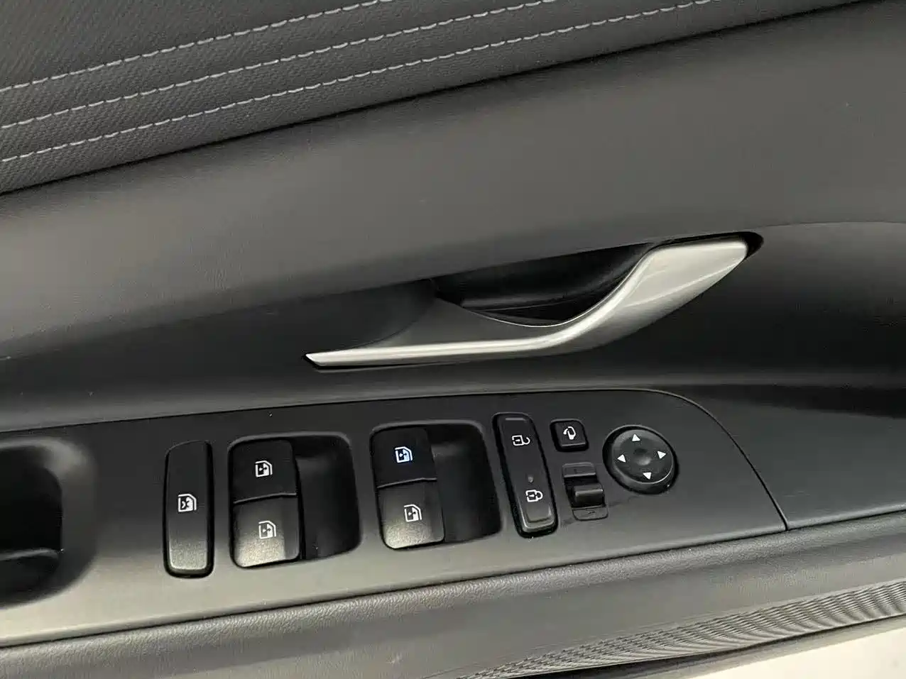 Hyundai Elantra 2022 1.5L CVT LUX Premium Edition фото 19