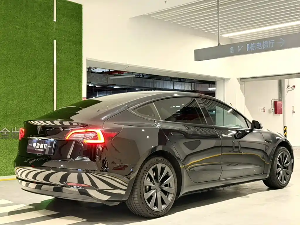 Фото 17 - Tesla Model 3