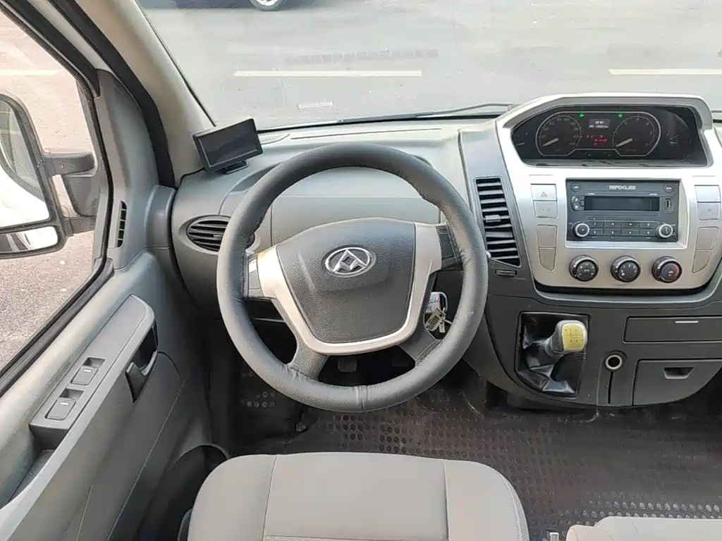 Maxus Xintu V80 2017 2017 2.5T 6-speed manual Aoyun Tong China V short wheelbase medium roof 5/6/10 seats