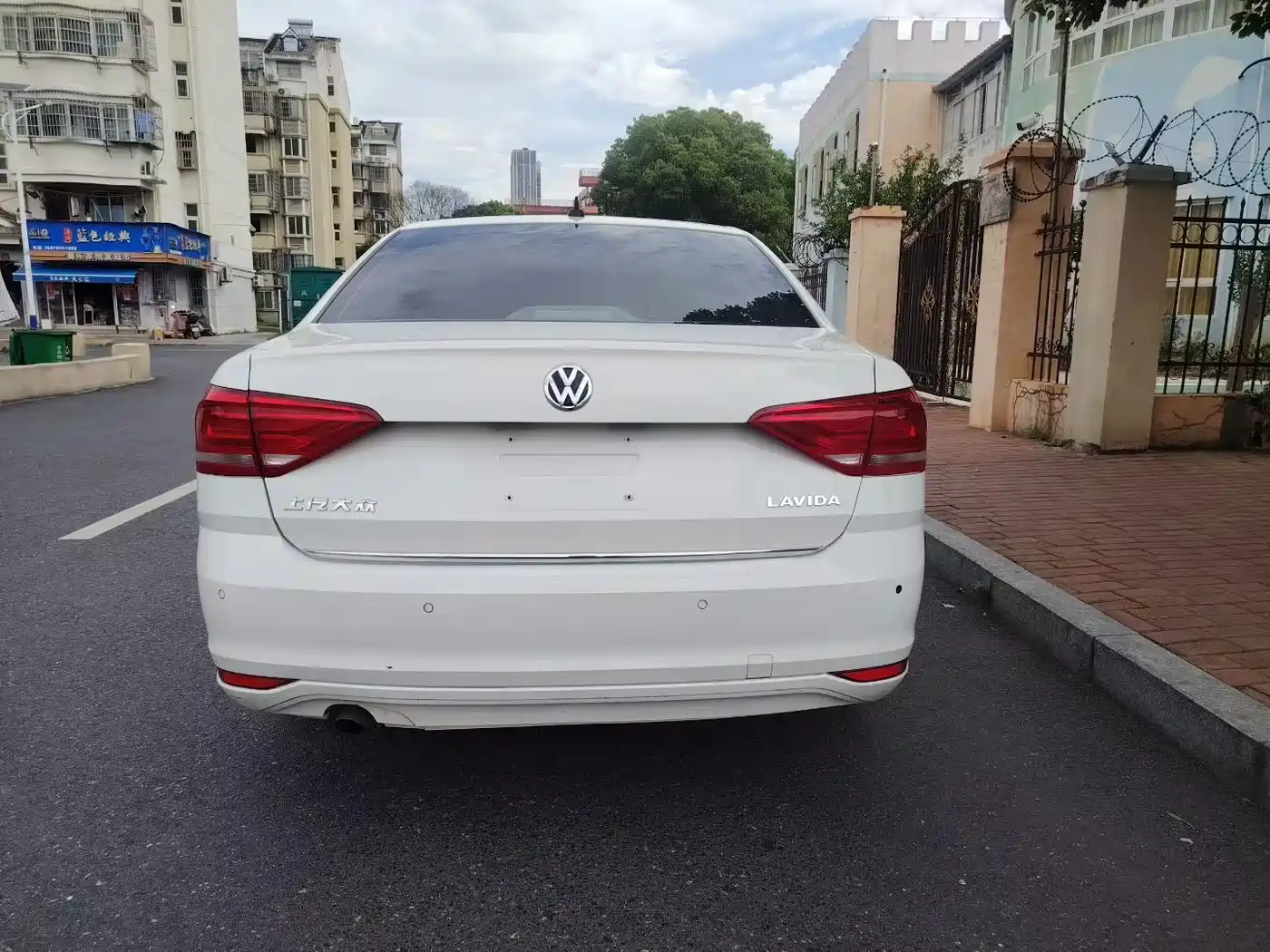 Volkswagen Lavida 2015 1.6L Automatic Comfort Edition фото 3