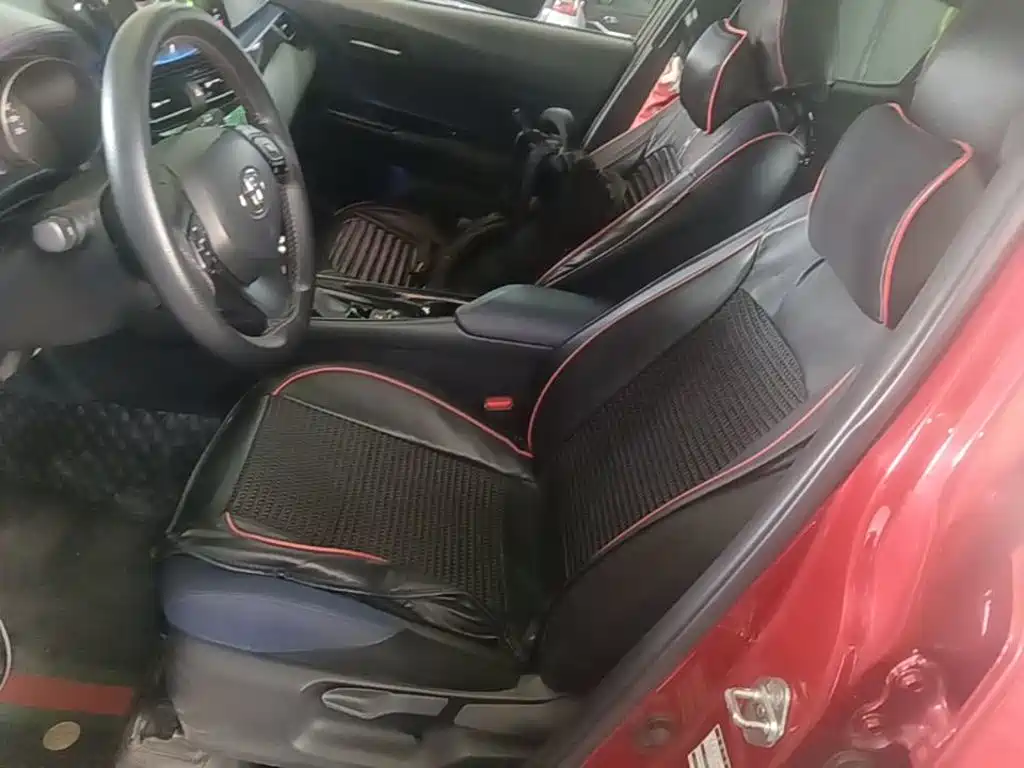 Фото 15 - Toyota C-HR