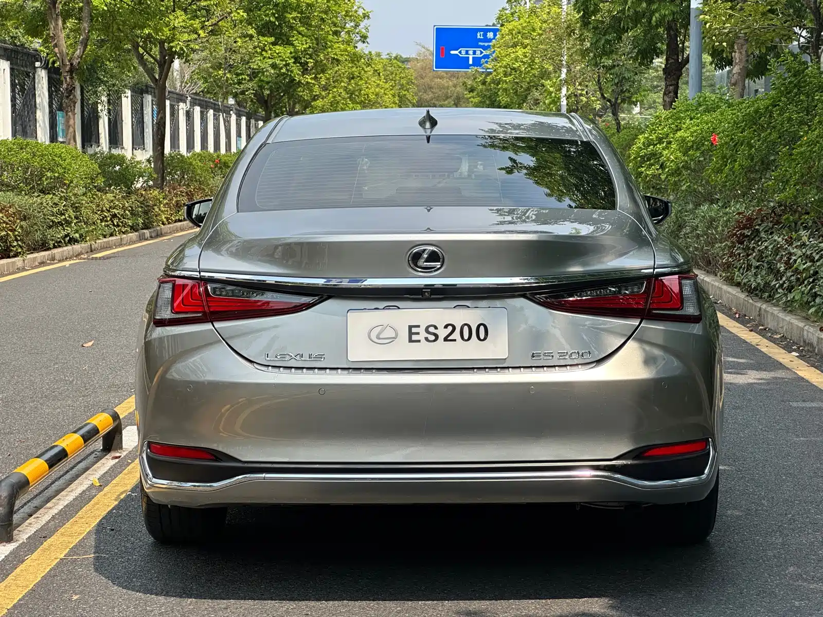 Photo 14 - Lexus ES