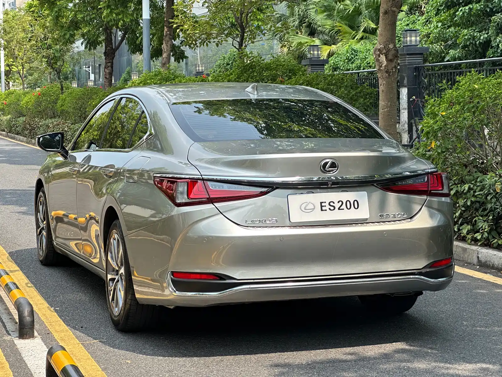 Photo 13 - Lexus ES