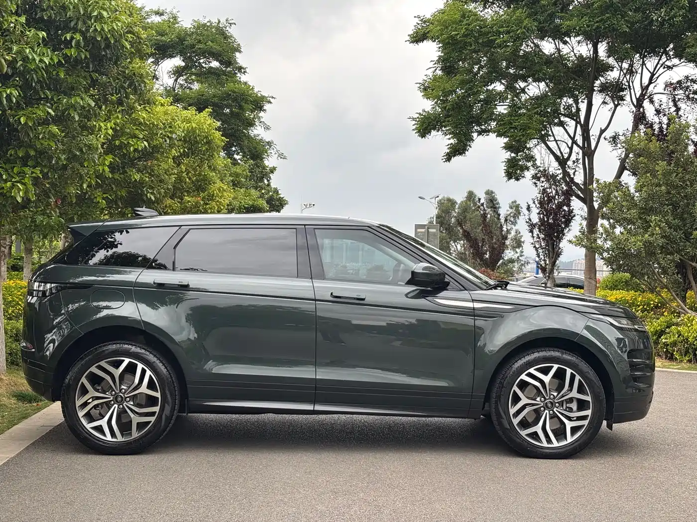 Land Rover Range Rover Evoque 2023 Range Rover Evoque L 249PS Luxury Edition фото 4