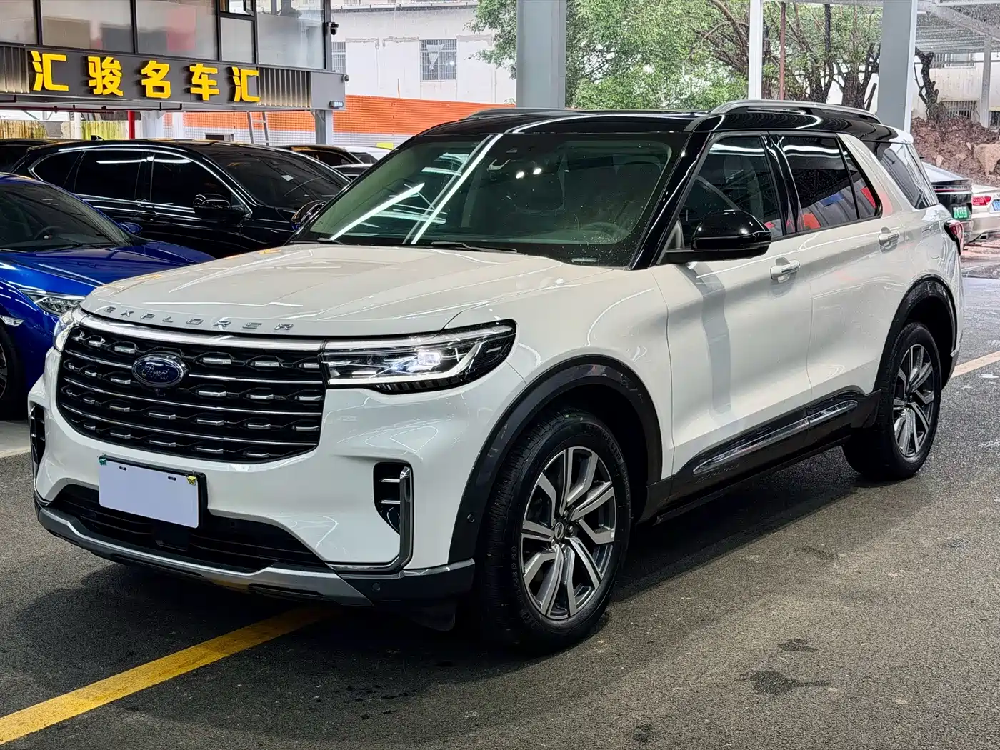 Photo 1 - Ford Explorer