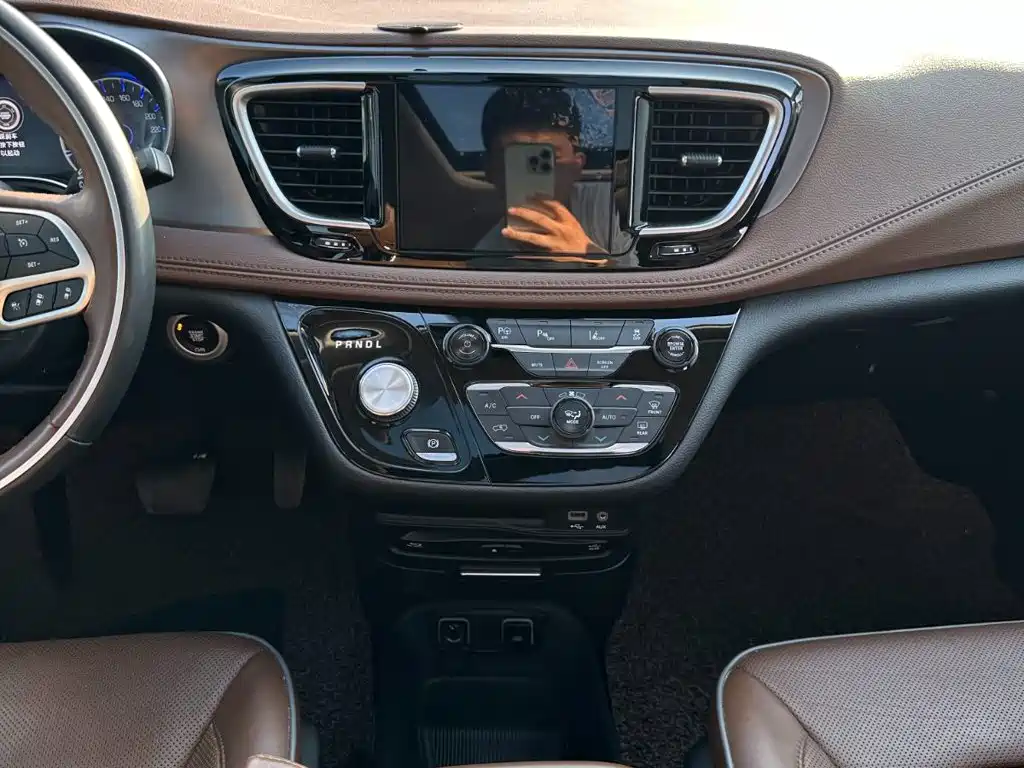 Chrysler Grand Voyager (Import) 2019 2017 3.6L Premium Edition