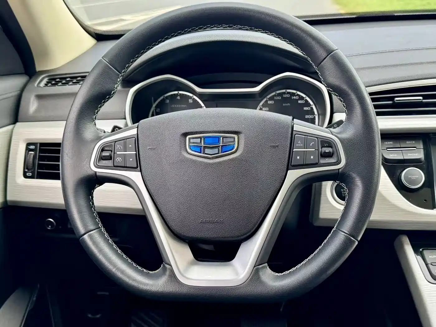 Фото 8 - Geely Boyue