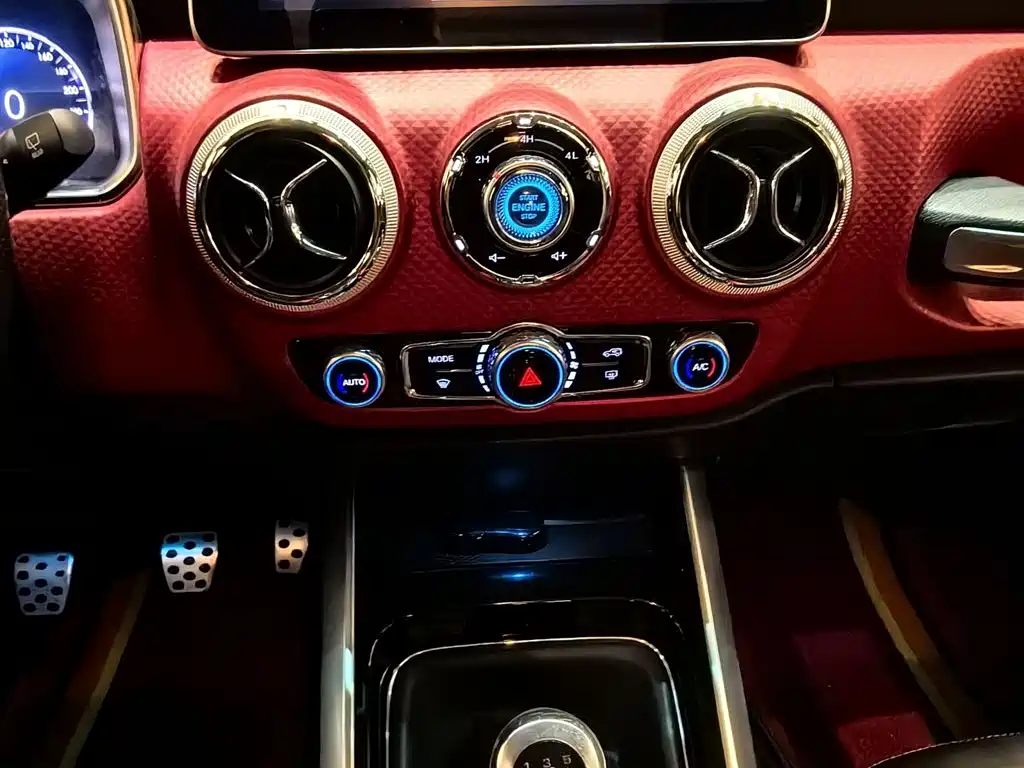 BAIC ORV Beijing Offroad BJ40 2018 PLUS 2.0T Manual 4WD Premium Edition China V фото 2