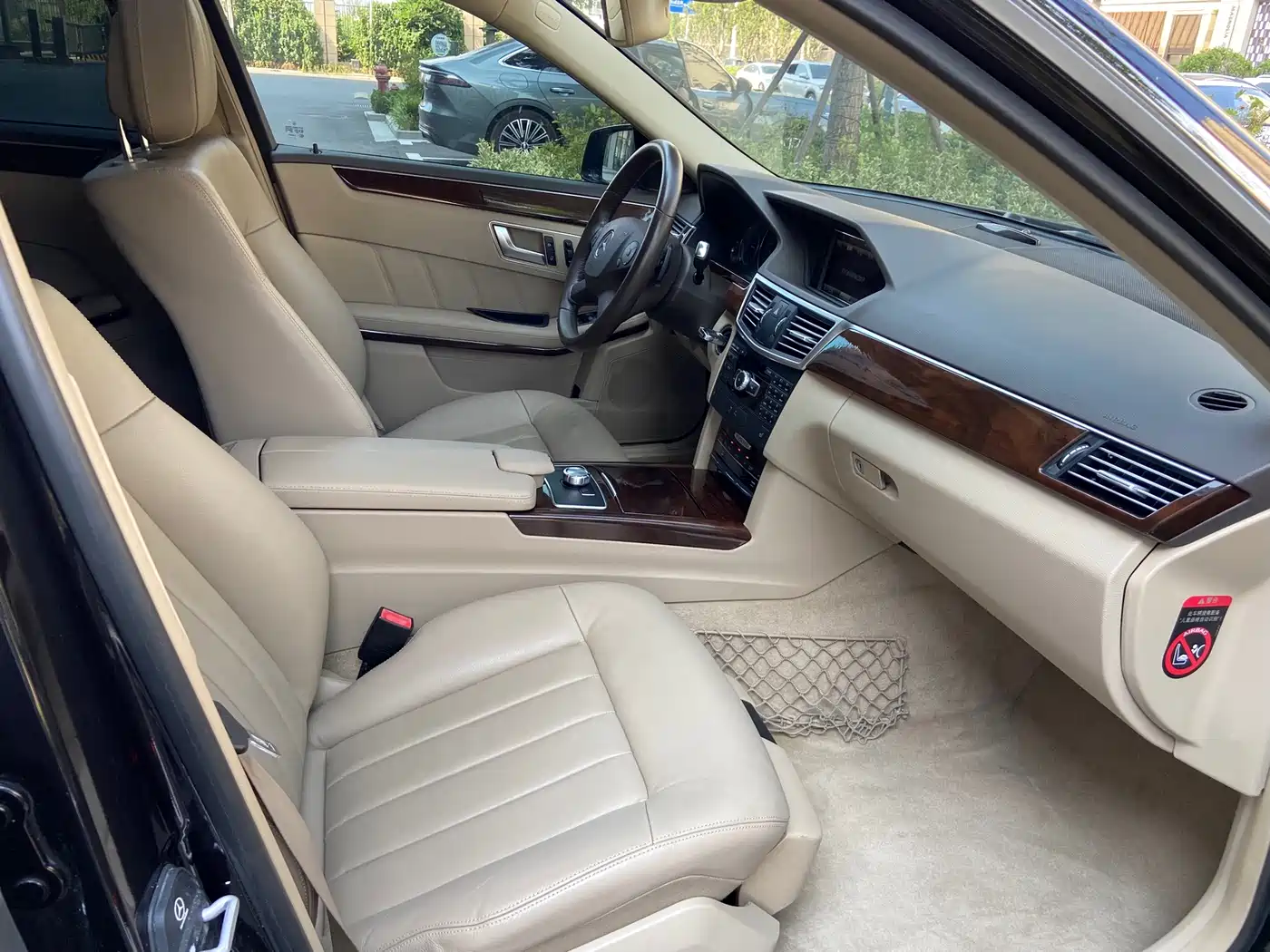 Photo 17 - Mercedes-Benz E-Class
