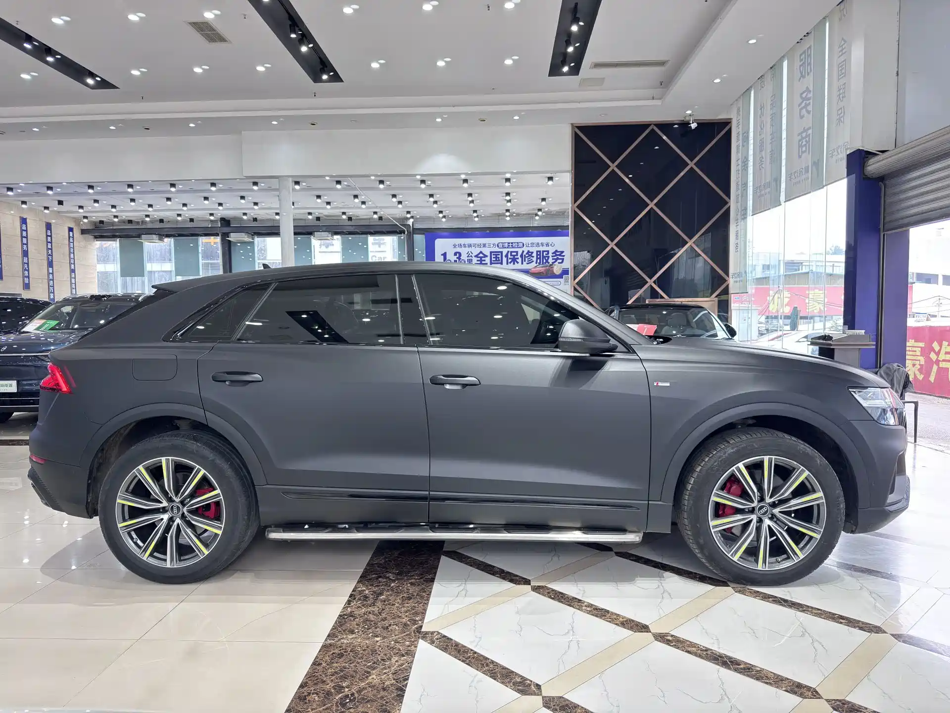 Photo 17 - Audi Q8