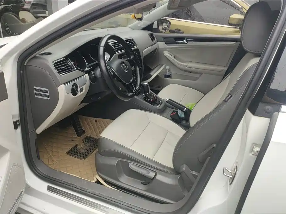 Volkswagen Sagitar 2015 1.6L Automatic Comfort фото 9