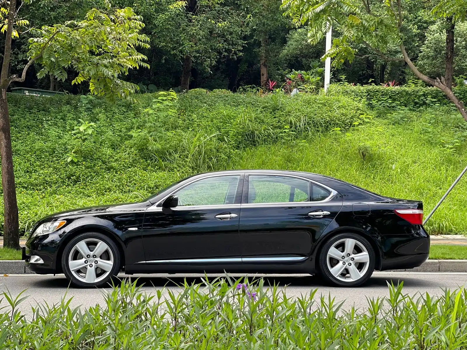 Фото 3 - Lexus LS