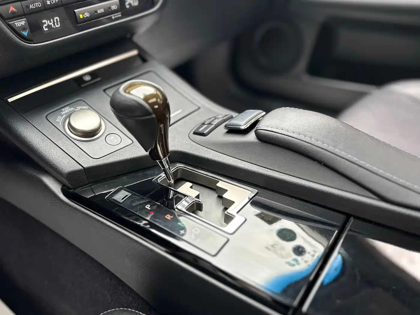 Lexus ES 2014 250 Elegance Edition фото 14
