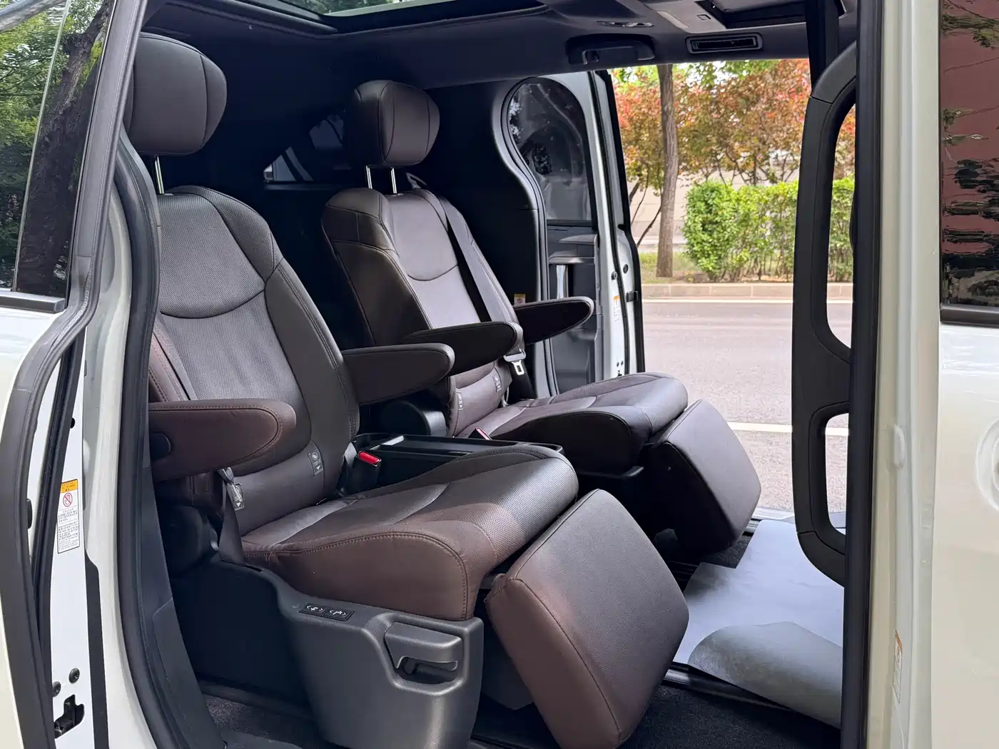 Toyota Sienna 2021 2.5L Hybrid Platinum Edition фото 8