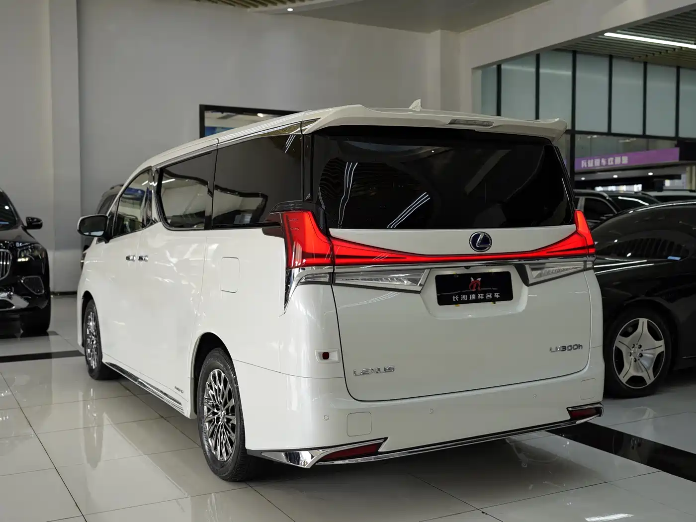 Lexus LM 2020 300h Seven-Seater Elegance Edition фото 23