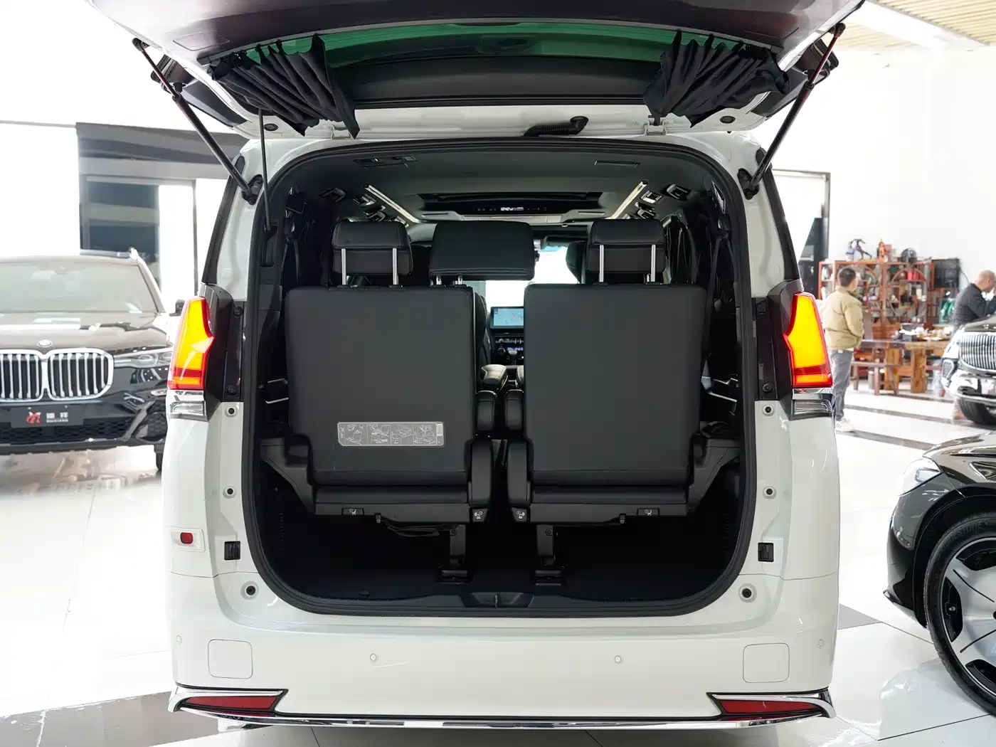 Lexus LM 2020 300h Seven-Seater Elegance Edition фото 19