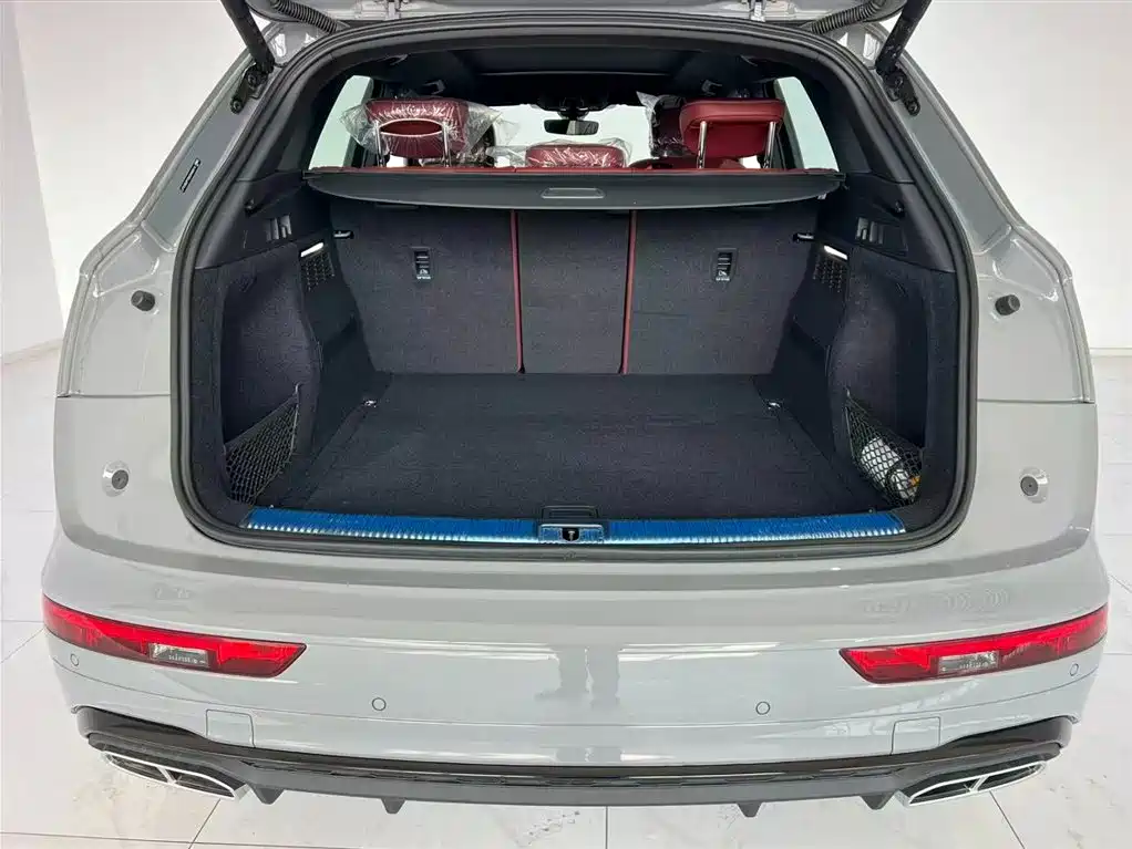 Audi Q5L 2025 45th Anniversary Edition 40 TFSI Luxury Sport фото 6
