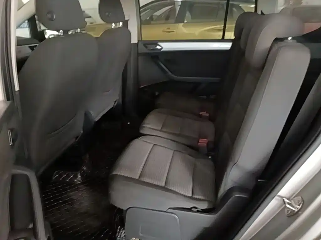 Photo 17 - Volkswagen Touran