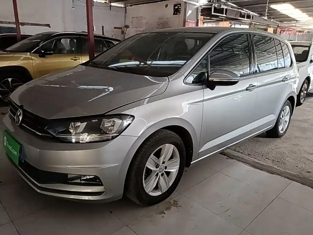 Photo 1 - Volkswagen Touran