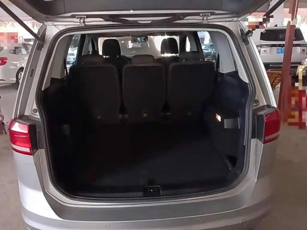 Photo 19 - Volkswagen Touran