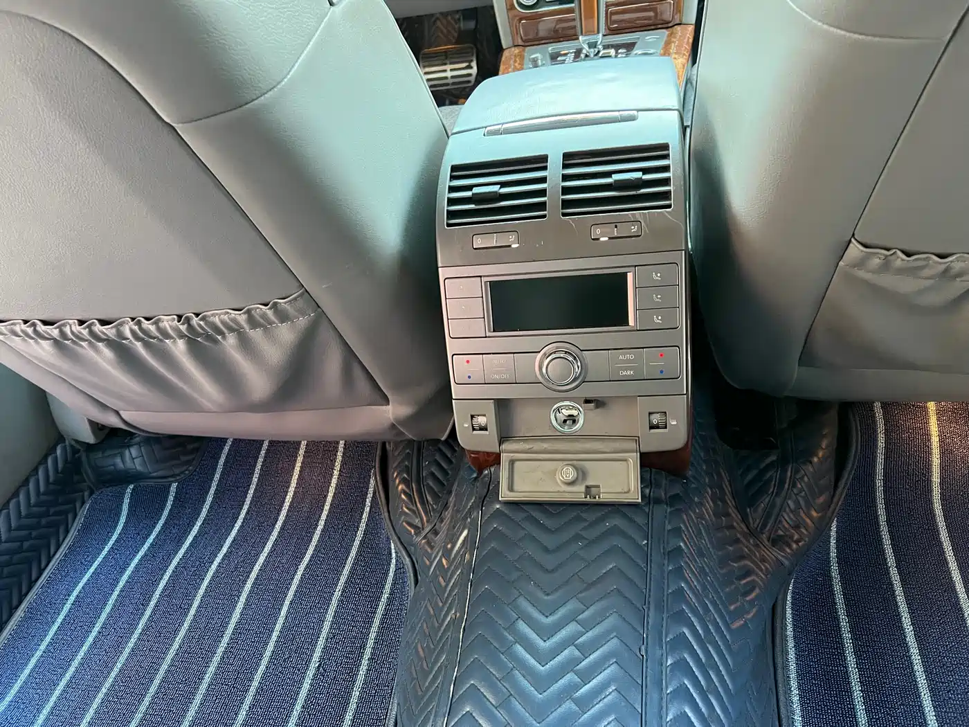 Volkswagen Phaeton 2009 Model 3.6L V6 5-seat Extended Comfort фото 4