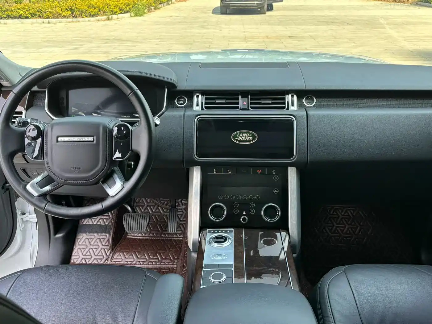 Land Rover Range Rover 2022 3.0 L6 360PS Golden Age Edition фото 6
