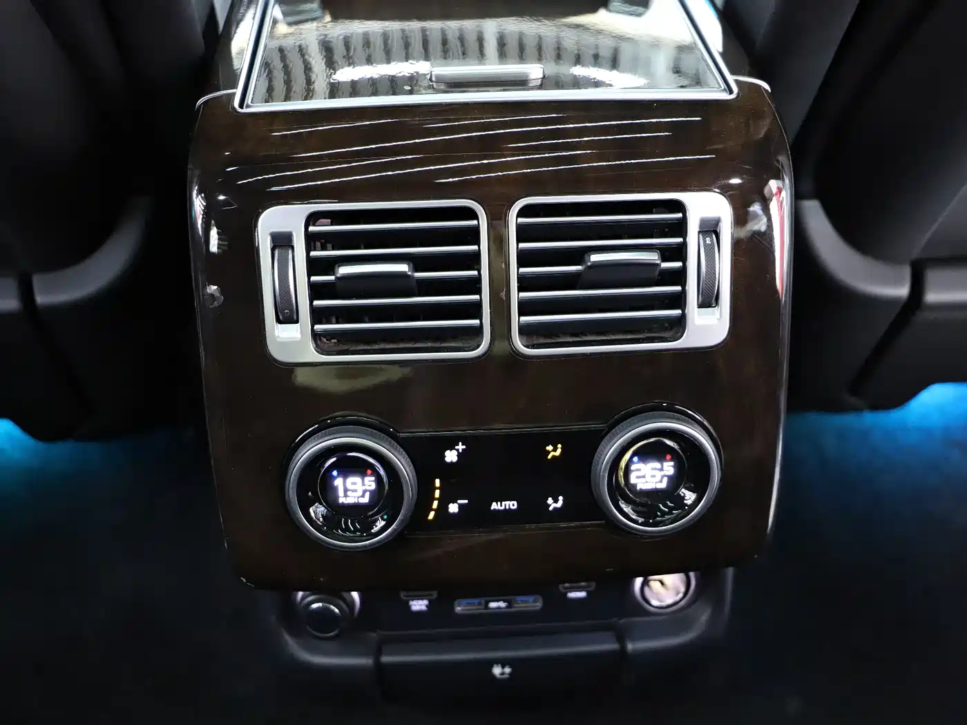 Land Rover Range Rover 2020 3.0 L6 Heritage Extended Edition фото 15