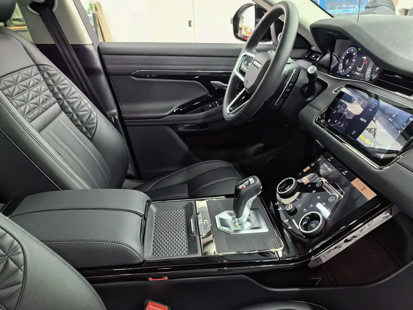 Land Rover Range Rover Evoque 2023 Range Rover Evoque L 249PS Corinthian Bronze Special Edition фото 19