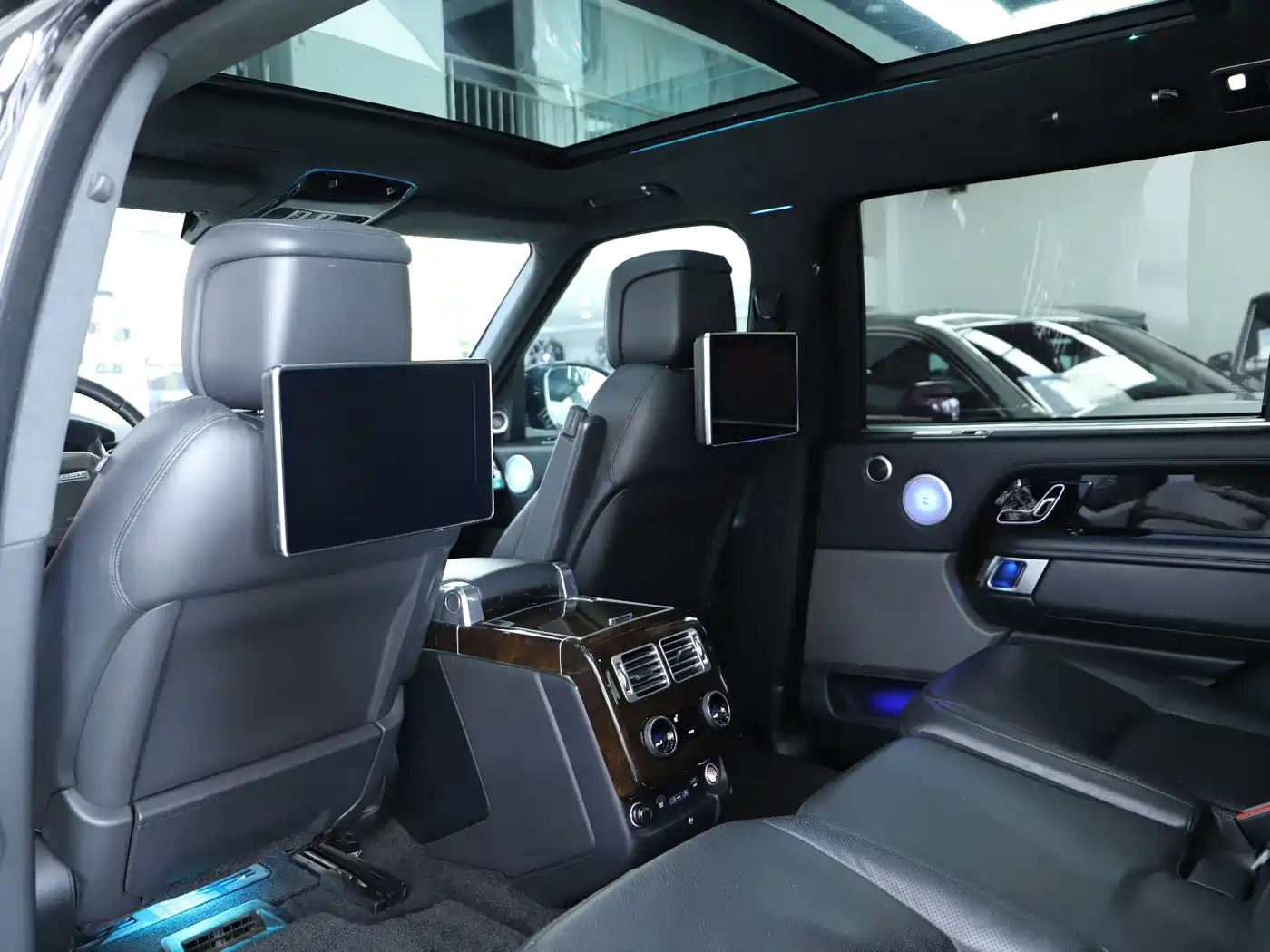 Land Rover Range Rover 2020 3.0 L6 Heritage Extended Edition фото 8