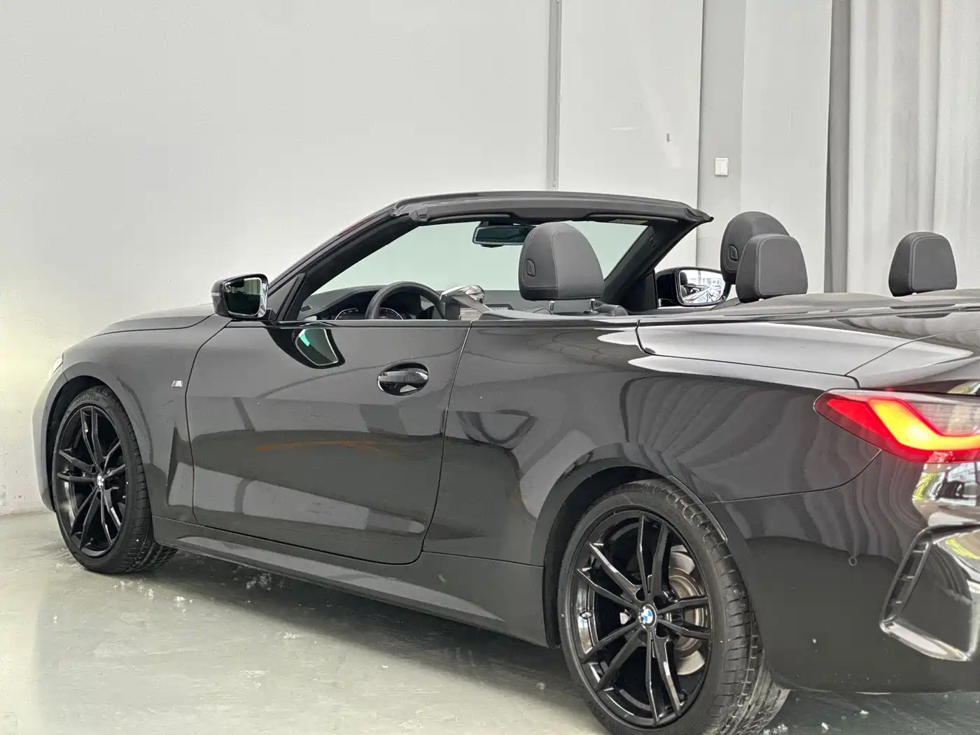 BMW 4 Series 2022 425i Convertible M Sport Shadow Night Package фото 20