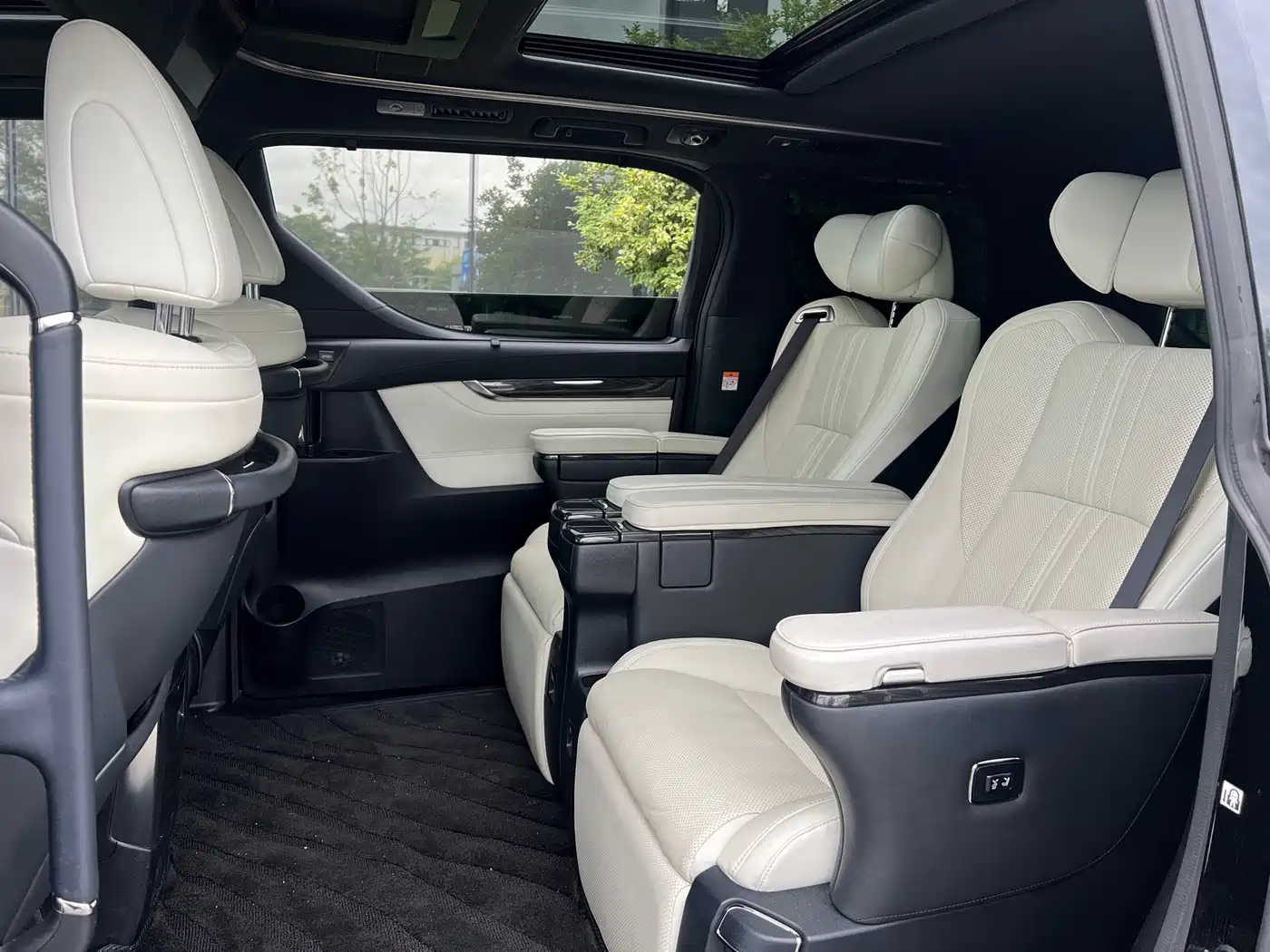 Lexus LM 2020 300h Seven-Seater Elegance Edition фото 3