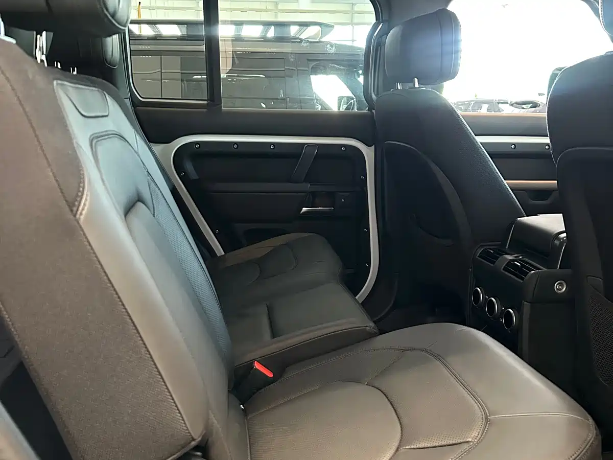 Land Rover Defender 2026 Model 130 3.0T P400 Expedition Special Edition фото 6