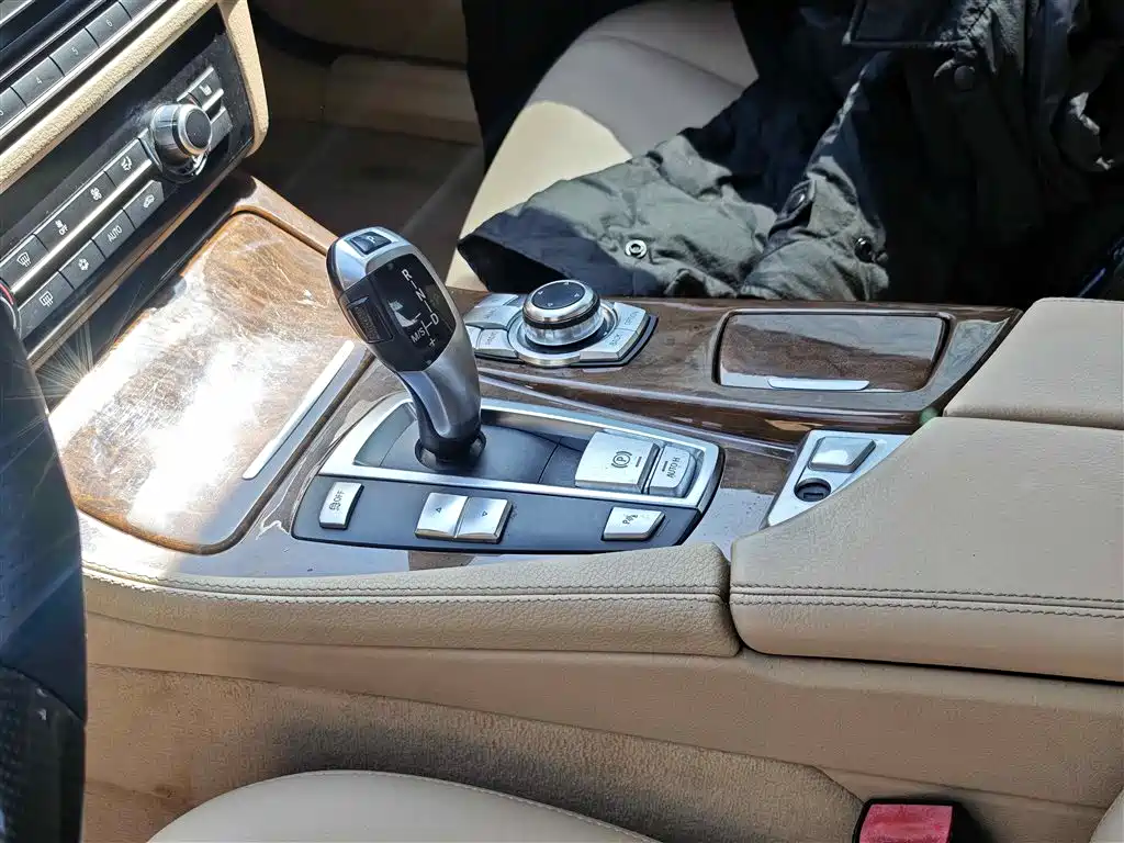 BMW 5 Series 2011 528Li Leading фото 8