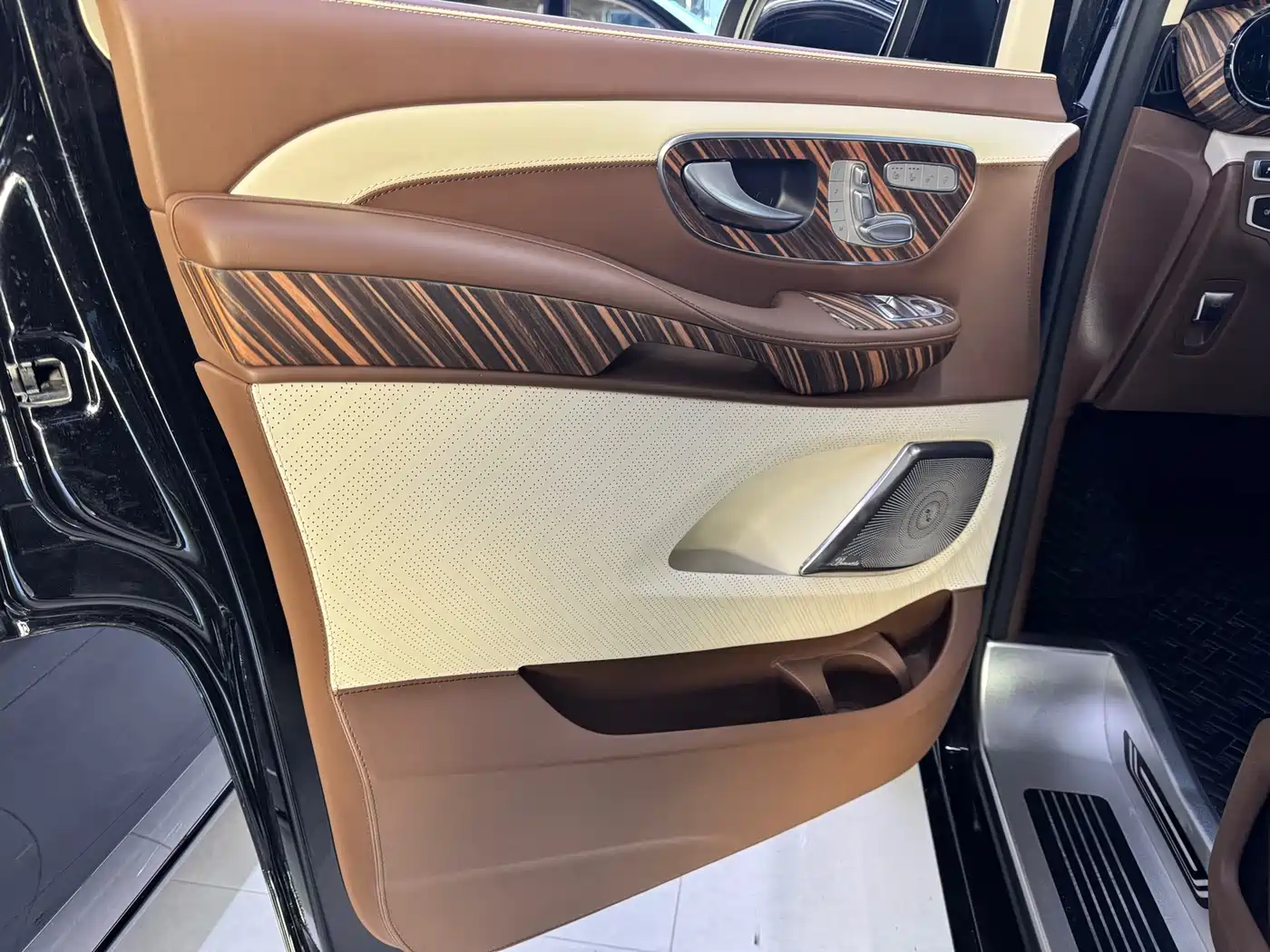 Mercedes-Benz V-Class 2022 V 260 L Long Wheelbase Luxury Edition фото 11
