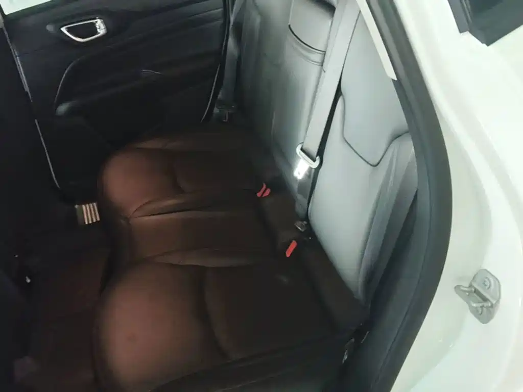 Фото 17 - Jeep Compass