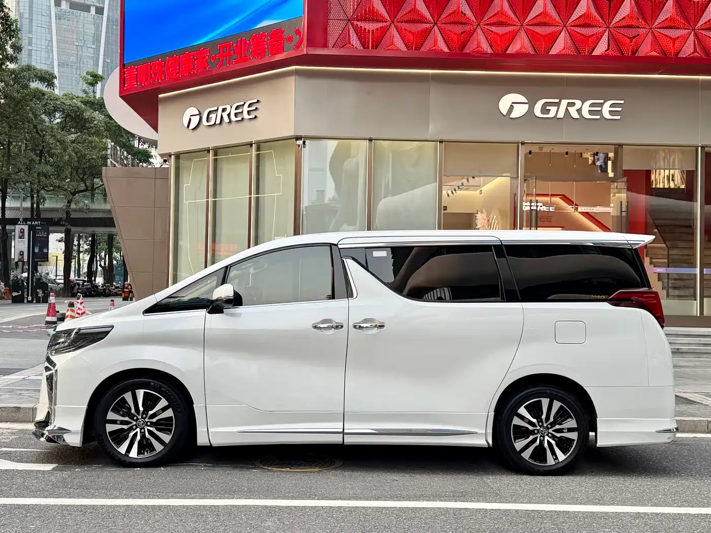 Toyota Alphard 2018 Facelift 3.5L Luxury Edition фото 12