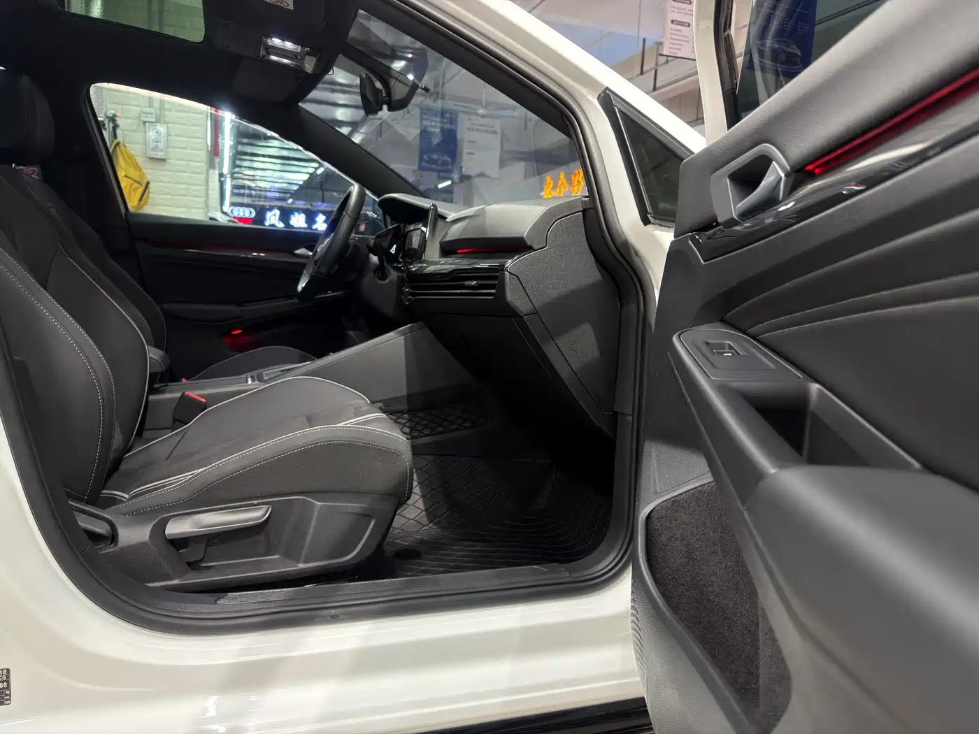 Volkswagen Golf 2023 280TSI DSG R-Line Lite фото 11